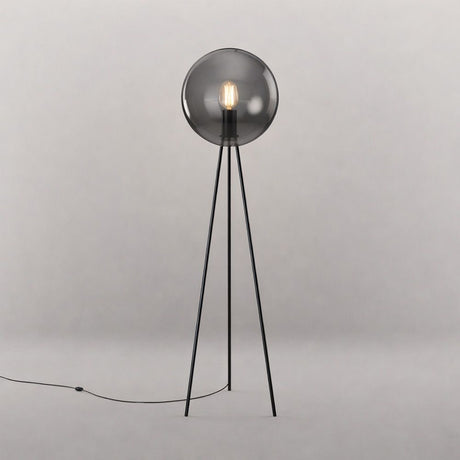s.luce Dreibein-Stehleuchte Orb Tripod 160cm mit Glaskugel in modernem Design.