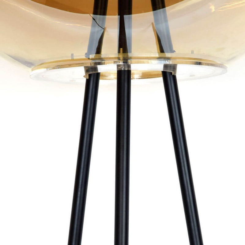 Detailansicht der s.luce Dreibein-Stehleuchte Orb Tripod 160cm mit Glaskugel, mit schwarzem Gestell und Glaskugel.