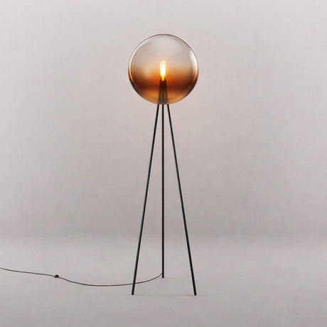s.luce Dreibein-Stehleuchte Orb Tripod 160cm mit Glaskugel in modernem Design und warmem Licht.