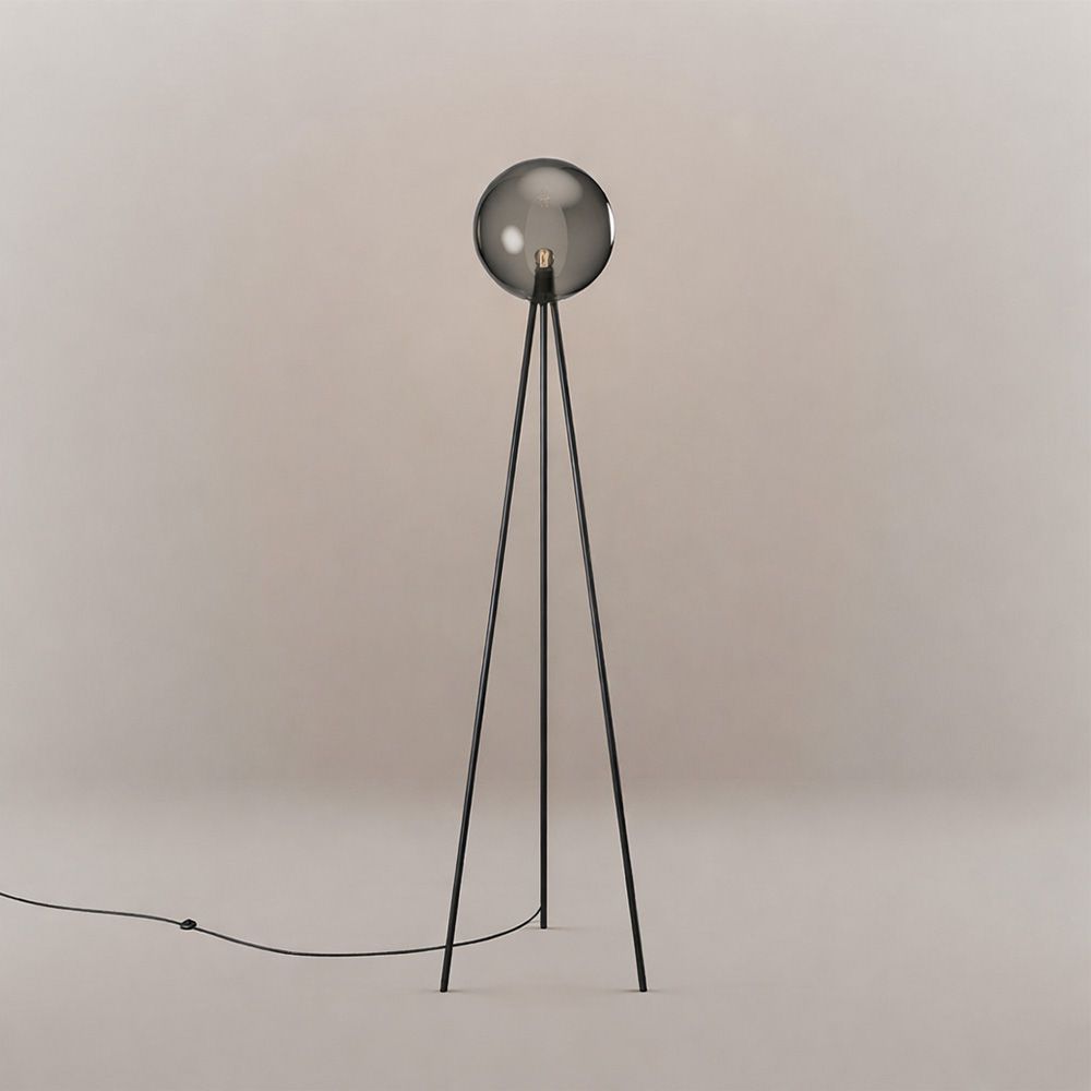 s.luce Dreibein-Stehleuchte Orb Tripod 160cm mit Glaskugel in modernem Design