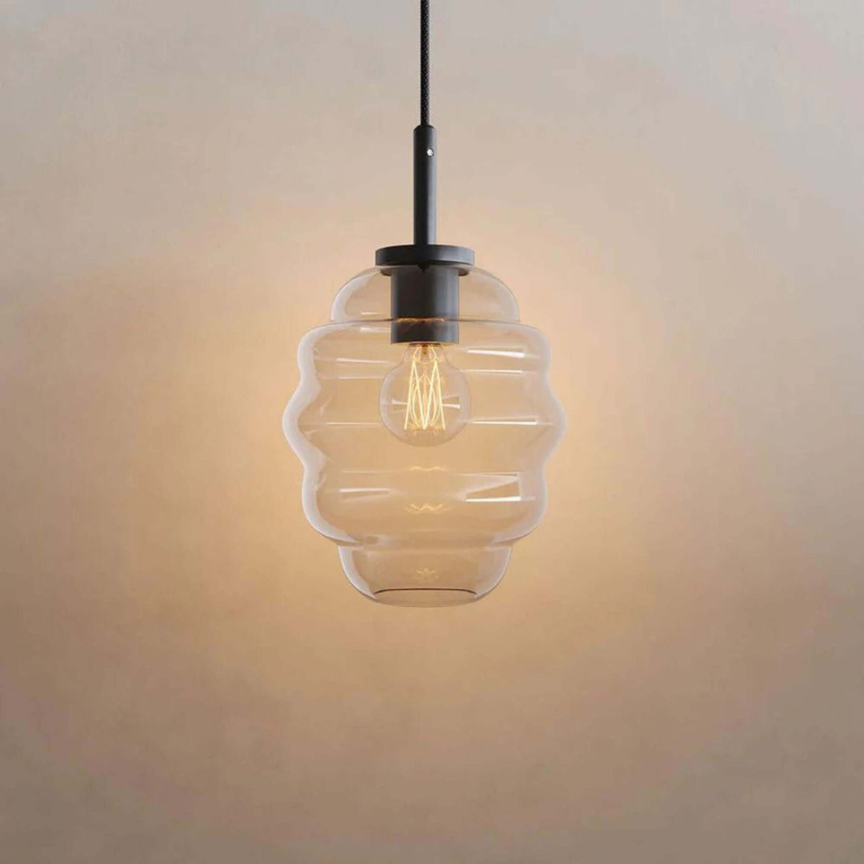 s.luce Echos Cluster Glas-Pendelleuchte 3-flammig 3x18cm mit wellenförmigem Design und sanften Lichtreflexen.