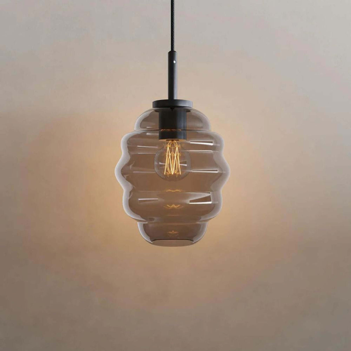 s.luce Echos Cluster Glas-Pendelleuchte 3-flammig 3x18cm mit wellenförmigem Glaskorpus in sanften Lichtreflexen.