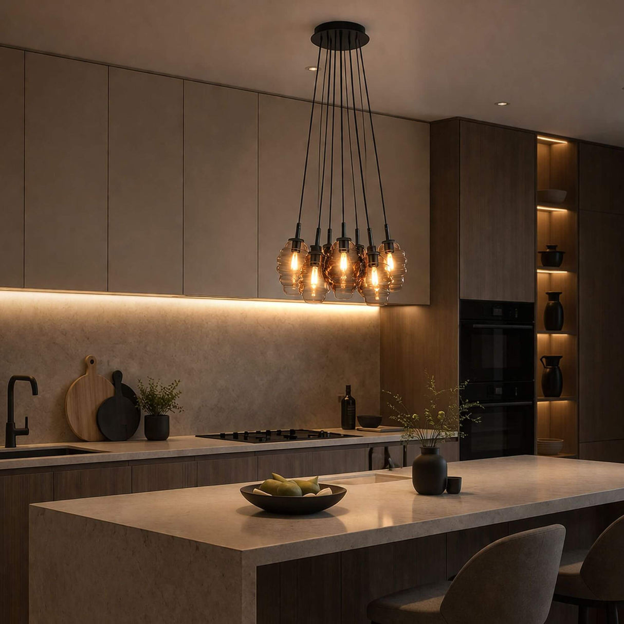s.luce Echos Cluster Glas-Pendelleuchte 7-flammig 3x18cm in modernem Kücheninterieur mit eleganter Beleuchtung.