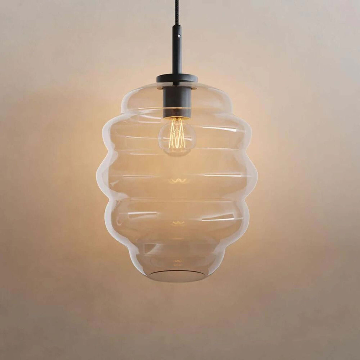 s.luce Echos Cluster Glas-Pendelleuchte 7-flammig 7x25cm in zeitlosem Design mit wellenförmiger Glasstruktur.