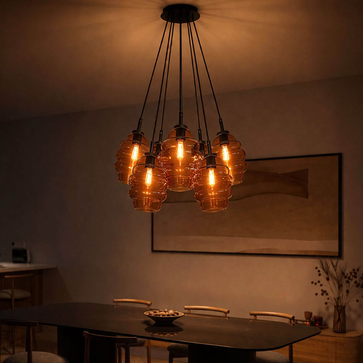 s.luce Echos Cluster Glas-Pendelleuchte 7-flammig 7x25cm in stilvollem Raum mit warmem Licht.