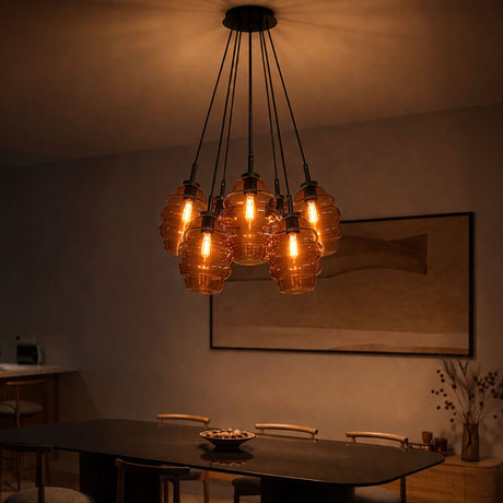 s.luce Echos Cluster Glas-Pendelleuchte 7-flammig 7x25cm in stilvollem Raum mit warmem Licht.