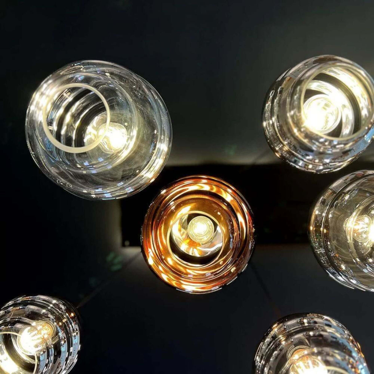 s.luce Echos Cluster Glas-Pendelleuchte 7-flammig 7x25cm von oben mit leuchtenden Glaslampen.