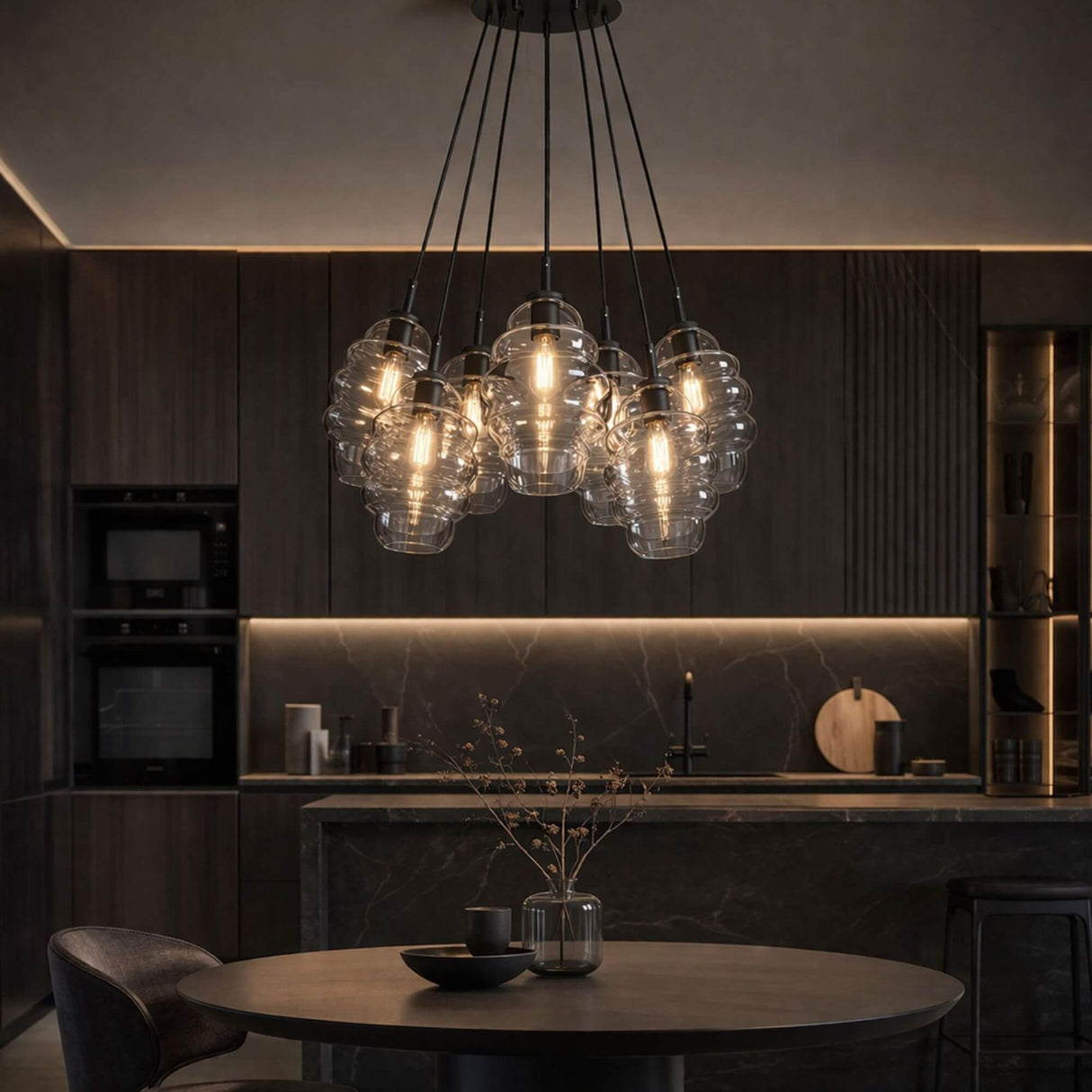 s.luce Echos Cluster Glas-Pendelleuchte 7-flammig 7x25cm im eleganten Kücheninterieur mit harmonischem Licht.