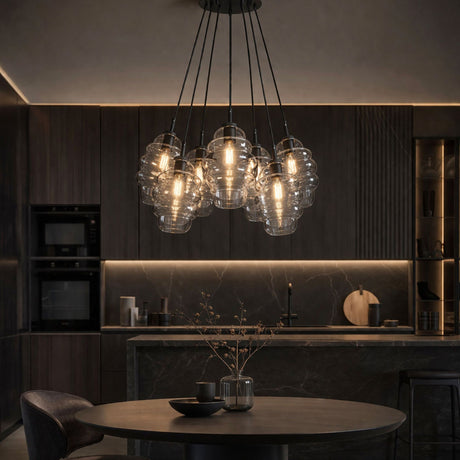 s.luce Echos Cluster Glas-Pendelleuchte 7-flammig 7x25cm im eleganten Kücheninterieur mit harmonischem Licht.