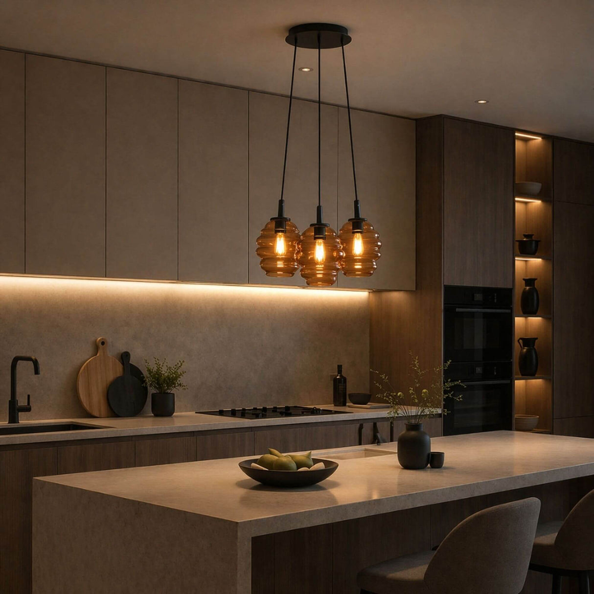 s.luce Echos Cluster Glas-Pendelleuchte 3-flammig 3x18cm im modernen Kücheninterieur mit harmonischer Lichtgestaltung.