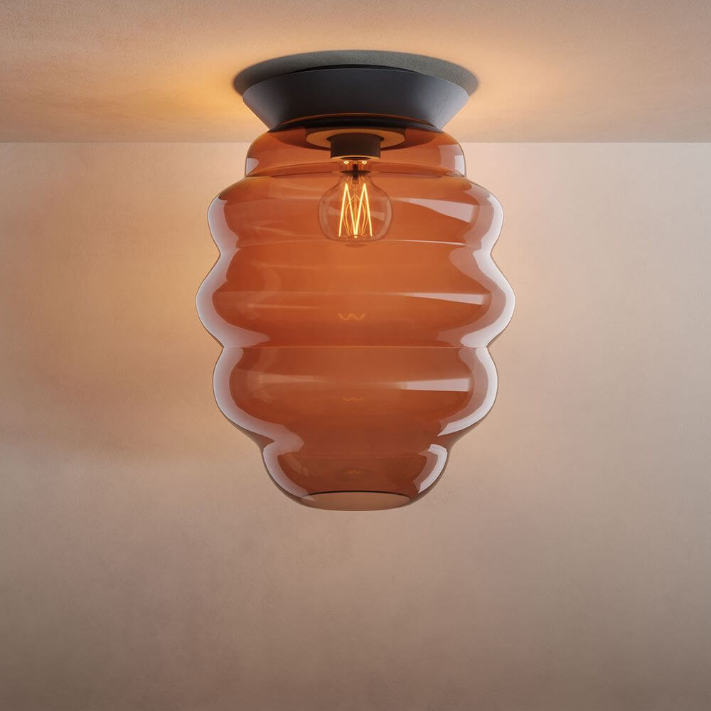 s.luce Echos Glas-Deckenleuchte in ovaler Form mit sanften Wellen und warmem Licht.