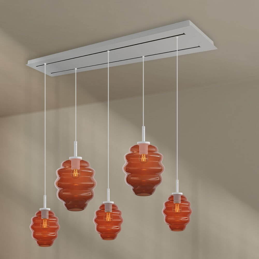 s.luce Echos Esstischlampe 5-flammig 2-reihig 160cm Ø 18/25cm mit fünf bodenblassen Glaskörpern in Rot.