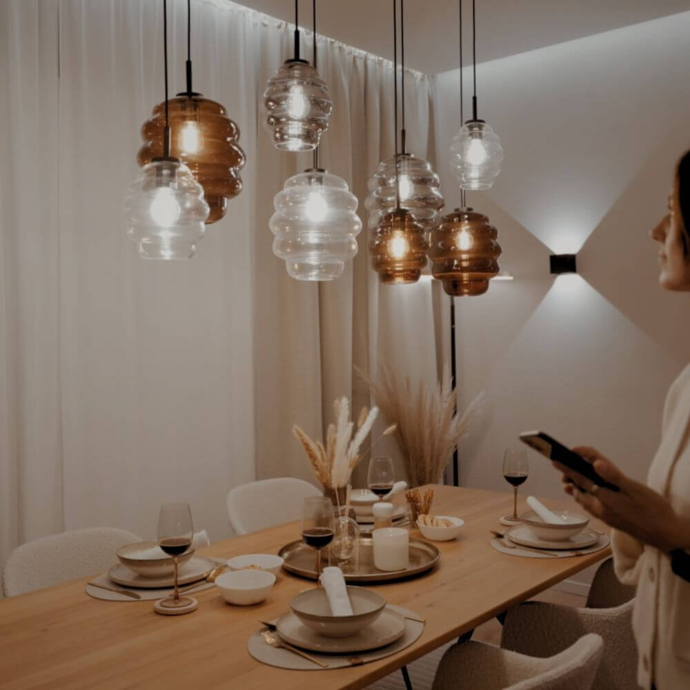 s.luce Echos Esstischlampe 8-flammig 200cm 3-reihig Ø 18/25cm in modernem Esszimmer mit stilvollen Glaskörpern.