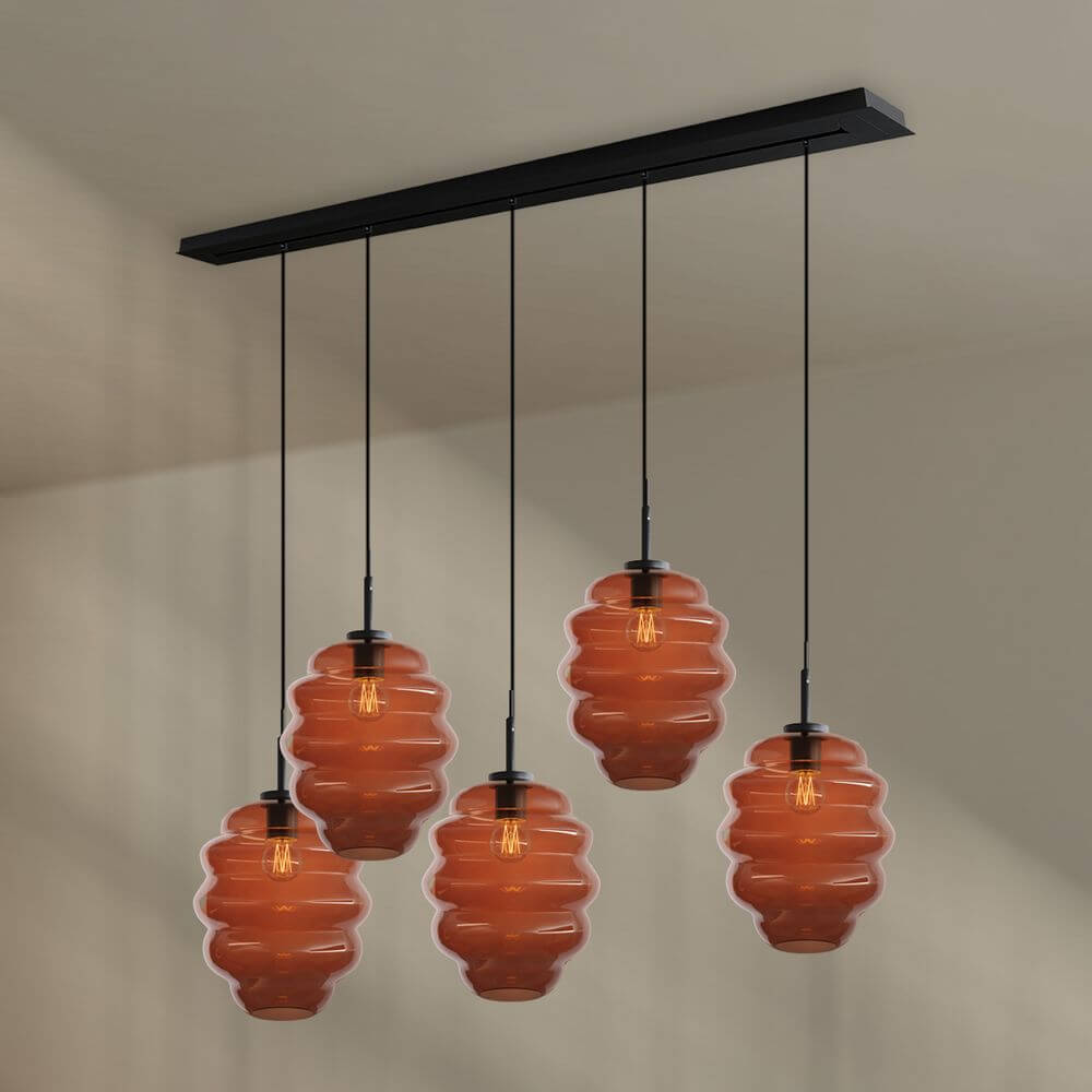 s.luce Echos Esstischleuchte 5-flammig 160cm Baldachin Ø 25cm mit fünf mundgeblasenen Gläsern in Orange.