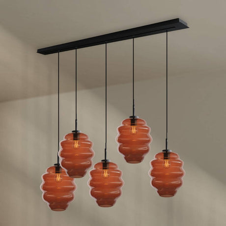 s.luce Echos Esstischleuchte 5-flammig 160cm Baldachin Ø 25cm mit fünf mundgeblasenen Gläsern in Orange.