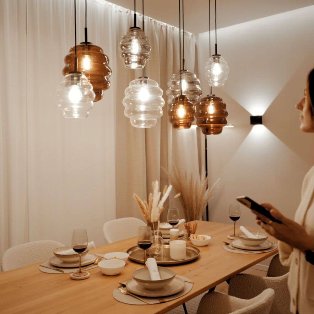 s.luce Echos Esstischleuchte 5-flammig 160cm Baldachin Ø 25cm über eleganter Esstisch mit stilvollen Gläsern