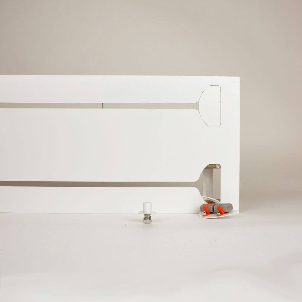 Weißes Design-Element mit Verbindungselementen und Schrauben für Möbelmontage.