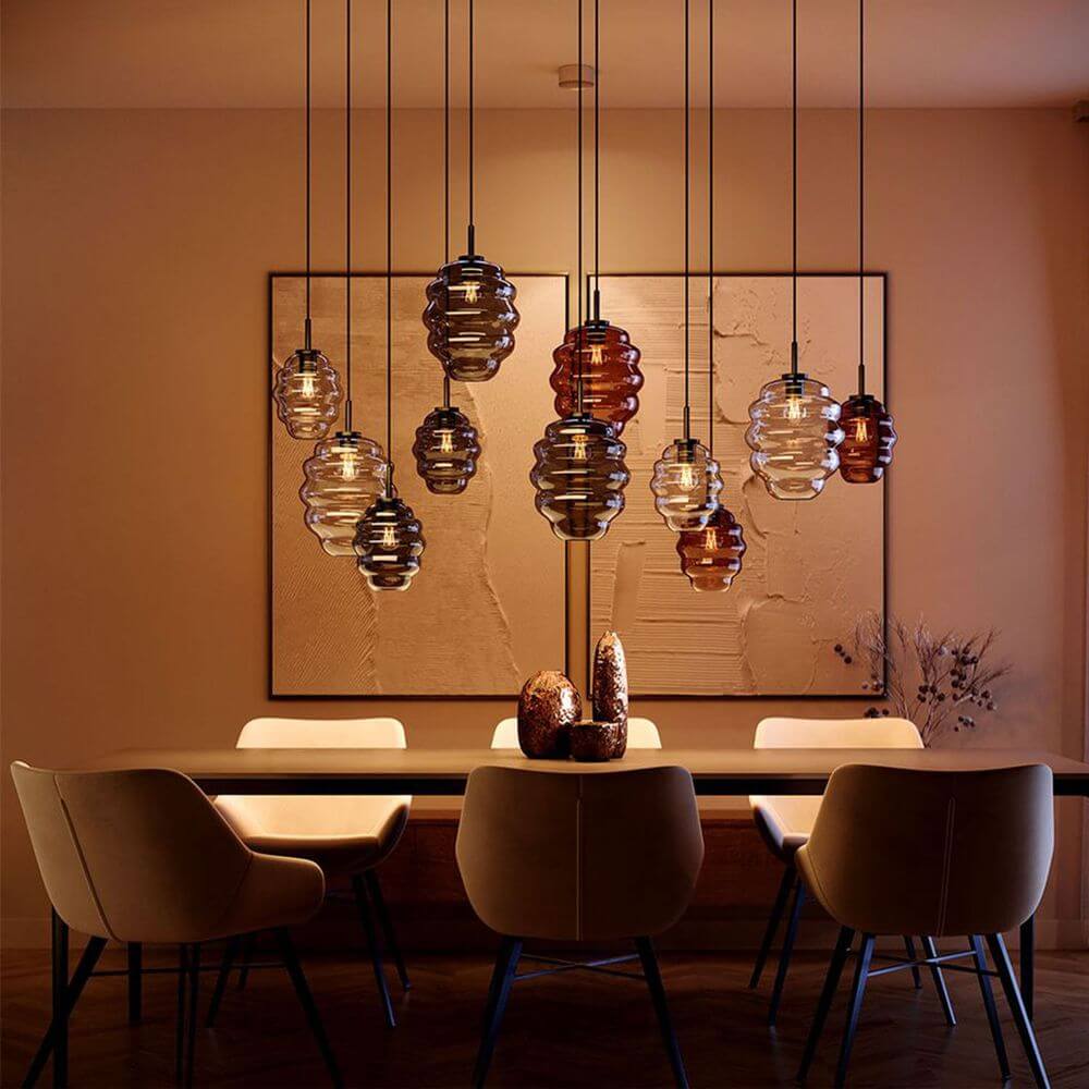 s.luce Echos Esszimmerlampe 12-flammig 200cm 3-reihig Ø 18/25cm in elegantem Esszimmer mit stilvollen Glaskörpern.