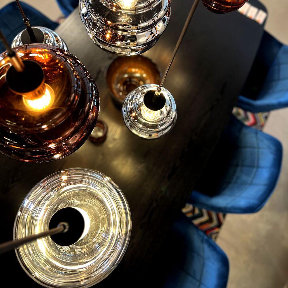 s.luce Echos Esszimmerlampe 12-flammig 200cm 3-reihig Ø 18cm über einem Esstisch, elegantes Design mit buntem Licht.