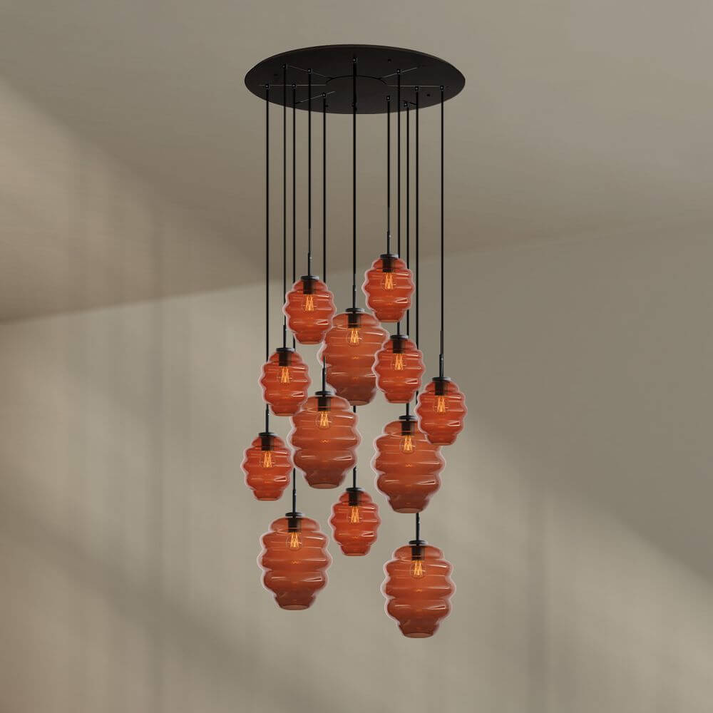 s.luce Echos Galerieleuchte mit 12 pendelnden mundgeblasenen Glaskörpern in Cognac und Rauch, Ø 80cm.