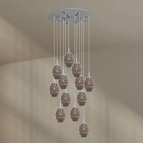 s.luce Echos gallerilampe med 12 lys, Ø 80 cm baldakin Ø 18 cm med brune glaskropper i elegant oppstilling.