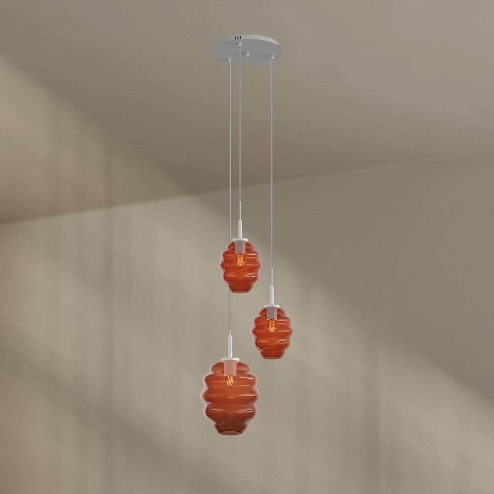 Alt Tag: s.luce Echos Galerieleuchte 3-flammig Ø 40cm Baldachin Ø 18/25cm, dreiflammige Hängeleuchte mit drei roten mundgeblasenen Glasformen