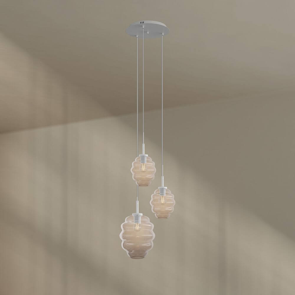 Alt Tag: s.luce Echos Galerieleuchte 3-flammig Ø 40cm Baldachin Ø 18/25cm – mundgeblasene Glas-Pendelleuchten in asymmetrischer Anordnung für hohe Räume