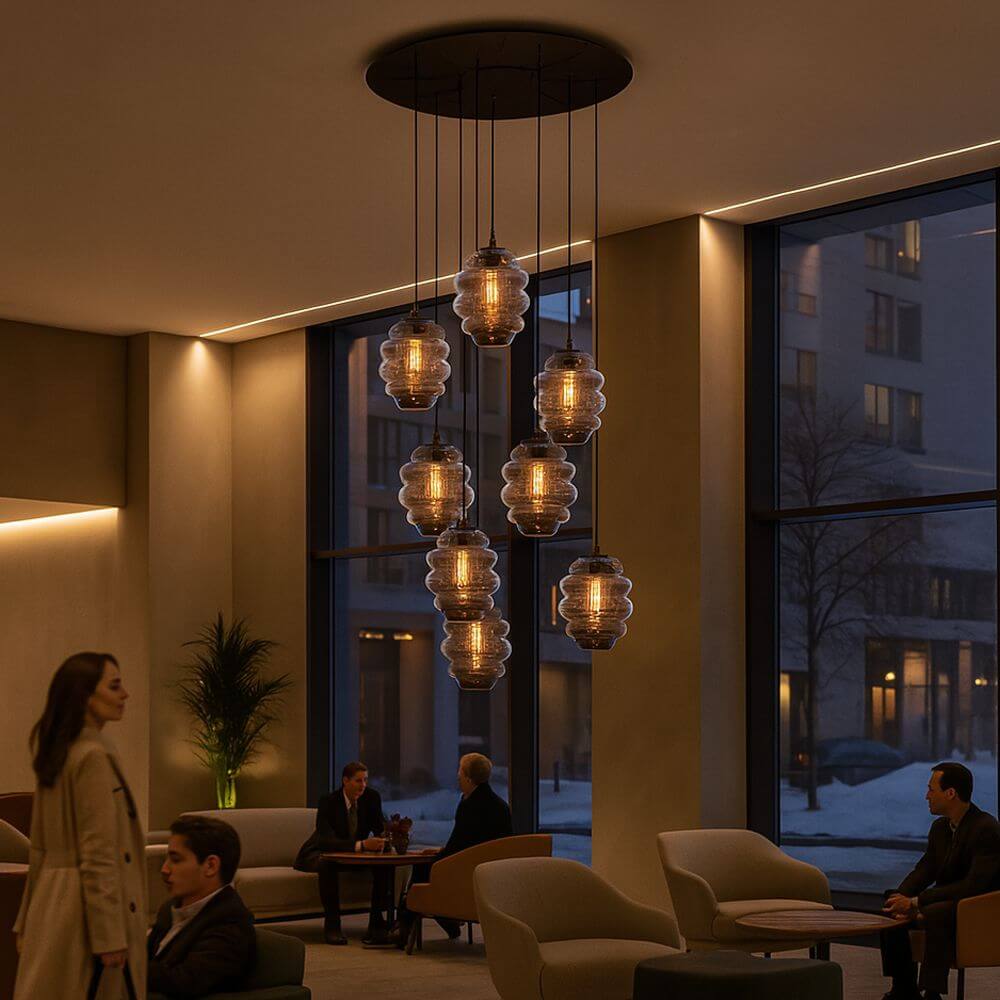 s.luce Echos Galerieleuchte 8-flammig Ø 80cm Baldachin Ø 25cm in moderner Restaurant-Atmosphäre.