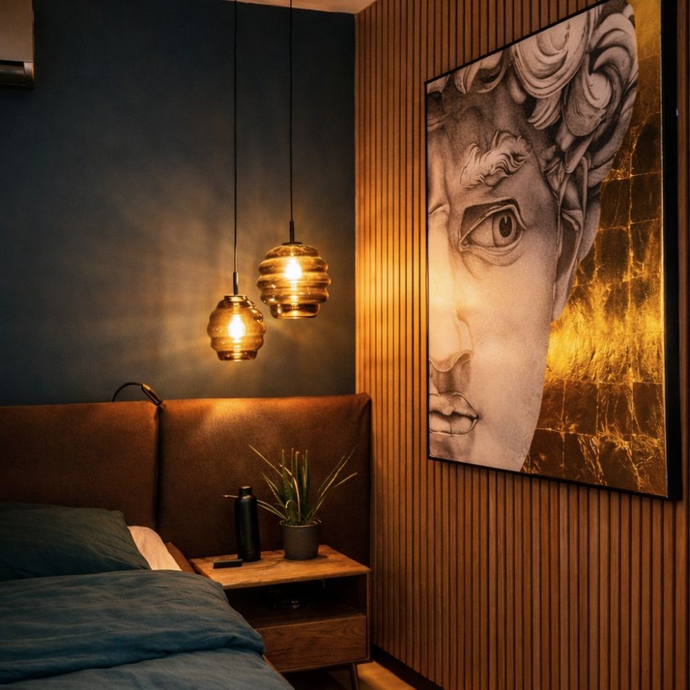 s.luce Echos Glas-Hängelampe Aufhängung 150cm Schwarz im stilvollen Schlafzimmer mit Kunstwerk