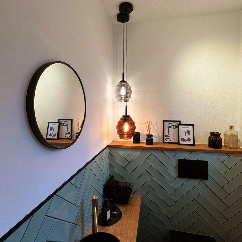 s.luce Echos Glas-Hängelampe Aufhängung 150cm Schwarz über Waschbecken, zwei hängende Glaslampen im modernen Badezimmer