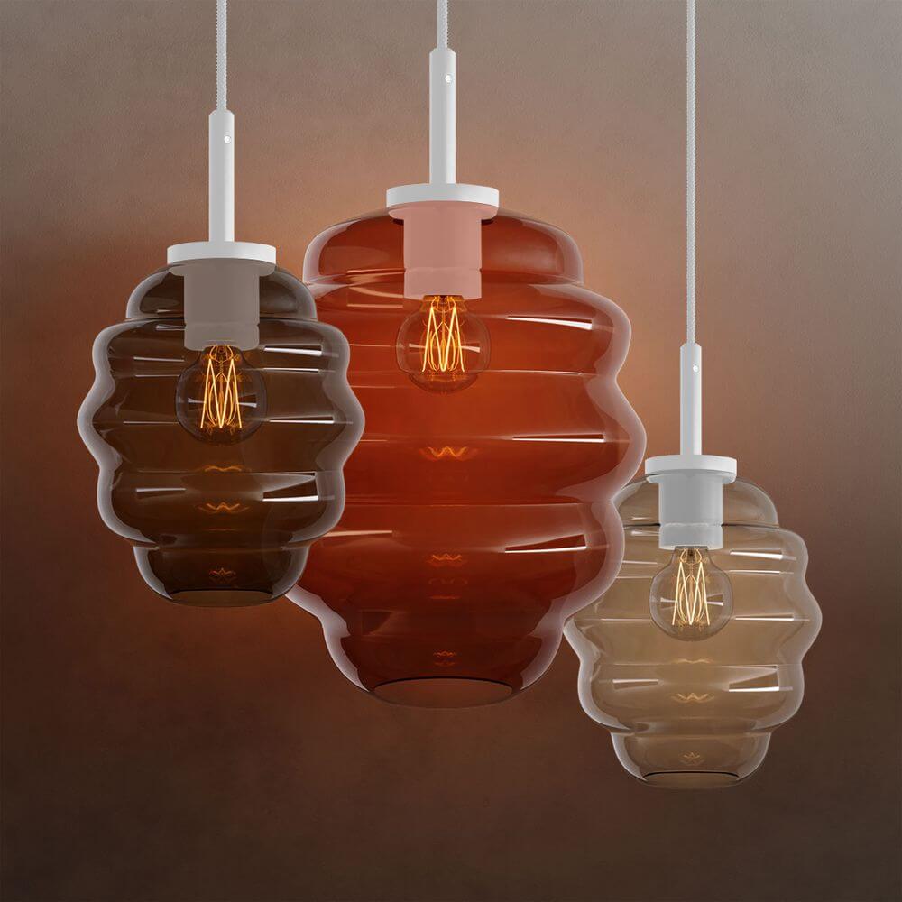 s.luce Echos Glas-Hängelampe Aufhängung 150cm Weiß in drei Farben hängend, elegantes Design mit einer besonderen Glasstruktur.