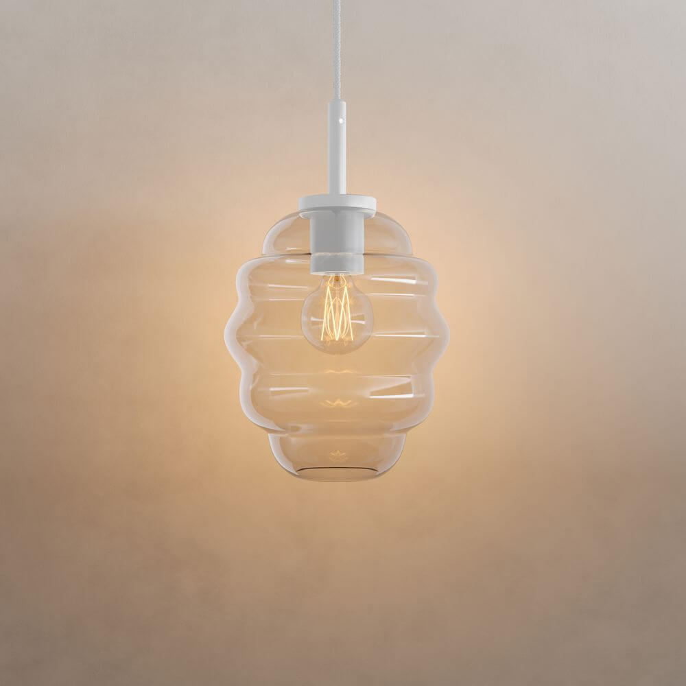 s.luce Echos Glas-Hängelampe Aufhängung 150cm Weiß in eleganter, strukturierter Glasform mit warmem Licht.