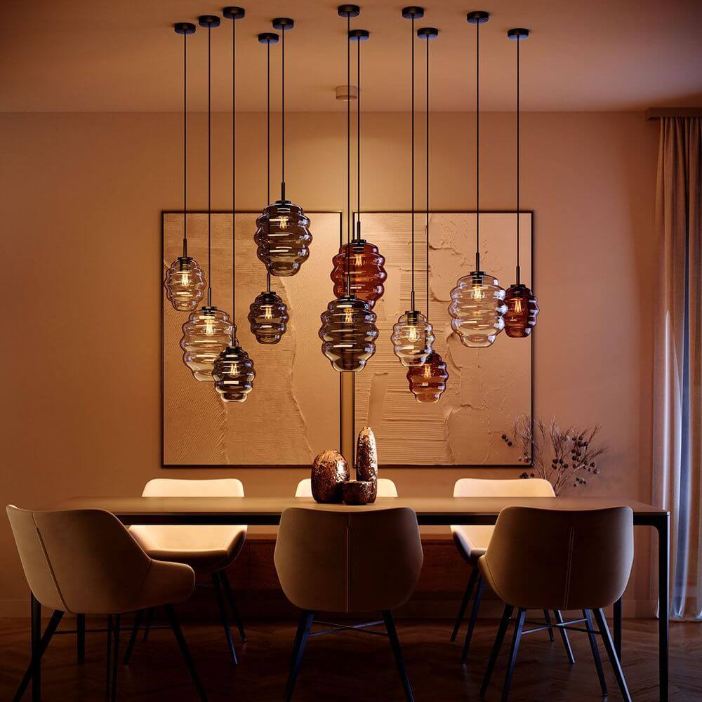 s.luce Echos Glas-Hängelampe Aufhängung 150cm Weiß in stilvollem Essbereich mit eleganten Stühlen.