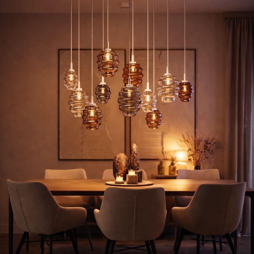 s.luce Echos Glas-Hängelampe Aufhängung 150cm Weiß in elegantem Esszimmer mit stilvollen Acapulco-Stühlen.