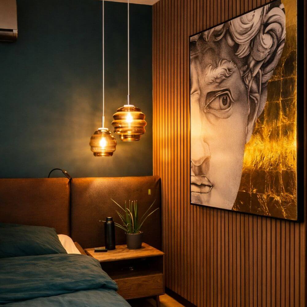s.luce Echos Glas-Hängelampe Aufhängung 150cm Weiß über einem eleganten Schlafzimmer mit moderner Kunst.