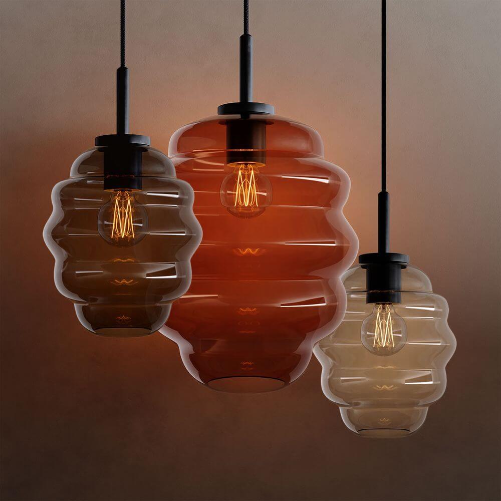 s.luce Echos Glas-Hängelampe Aufhängung 150cm Weiß in eleganten, strukturierten Gläsern hängend.