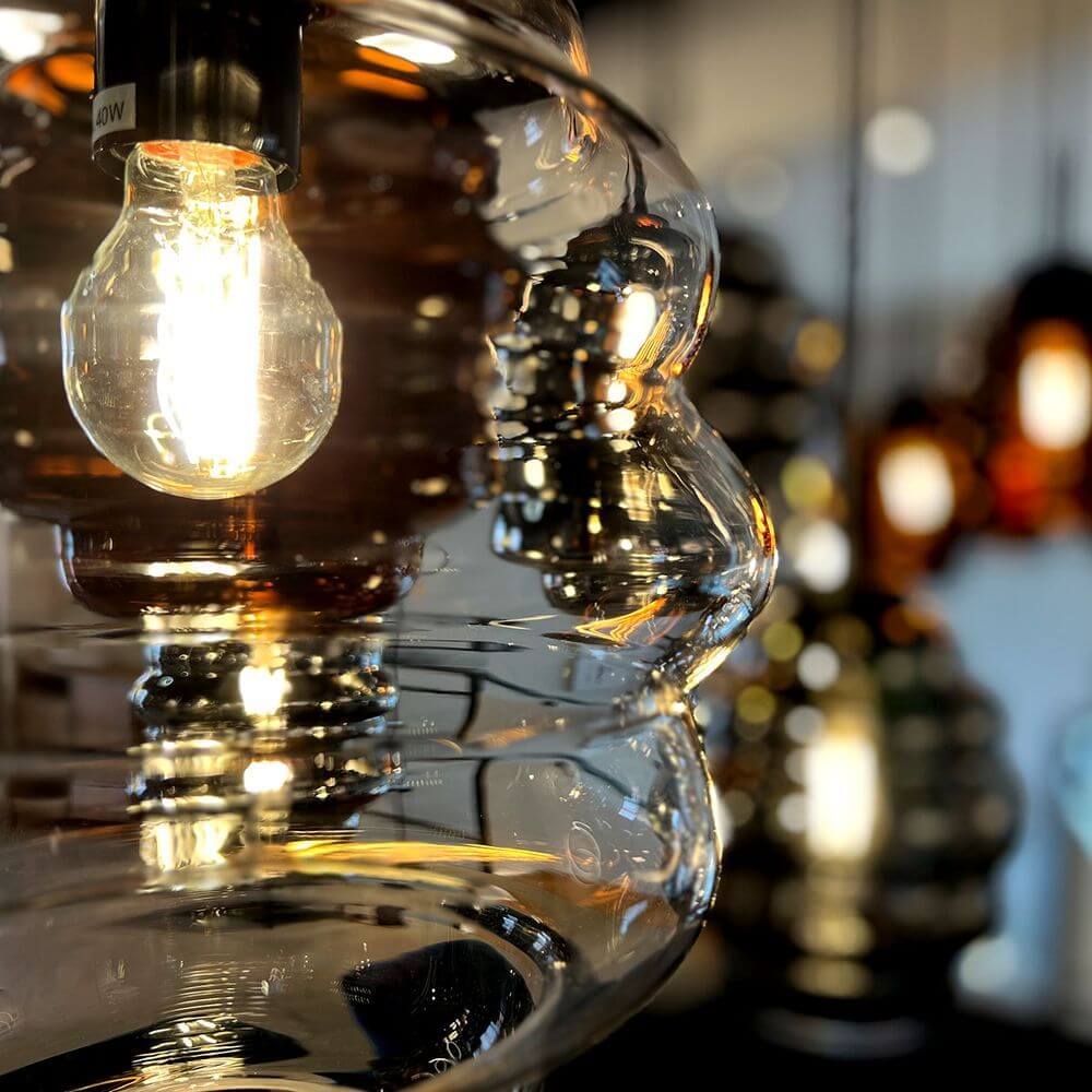 s.luce Echos Glas-Hängelampe Aufhängung 150cm Weiß mit leuchtender Glühbirne im eleganten Design.