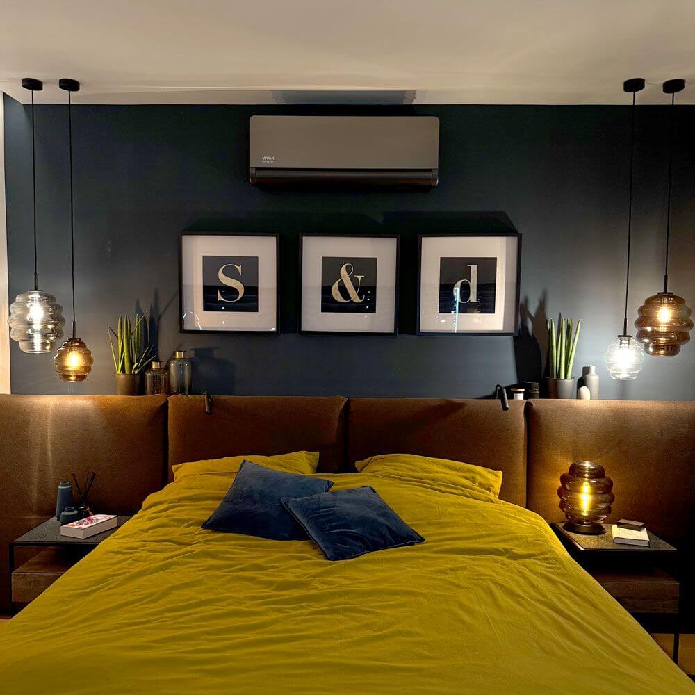 s.luce Echos Glas-Hängelampe Aufhängung 150cm Schwarz über einem Bett in modernem Schlafzimmer