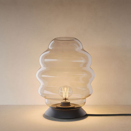 s.luce Echos Glas Tischleuchte E27 mit Schalter auf schwarzem Metallsockel, modernes Design und mundgeblasenes Glas.