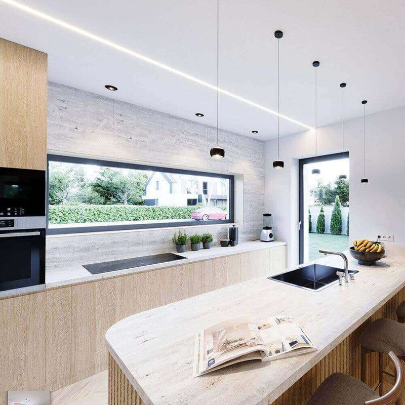 Moderne, stilvolle Küche mit Holzdesign, großen Fenstern und minimalistischen Akzenten, ideal für Wohnideen.