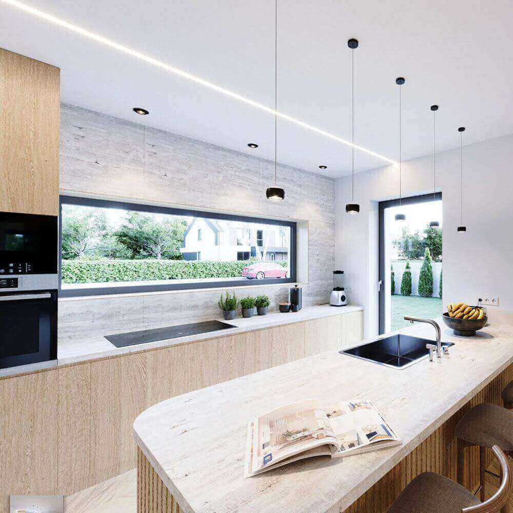 Moderne, stilvolle Küche mit Holzdesign, großen Fenstern und minimalistischen Akzenten, ideal für Wohnideen.