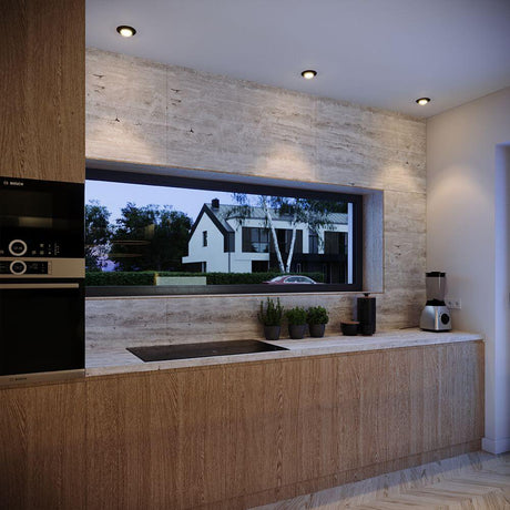 Moderni keittiö puuhyllyillä, suuressa ikkunassa ja näkymällä puhtaaseen asuinrakennukseen ulkona.