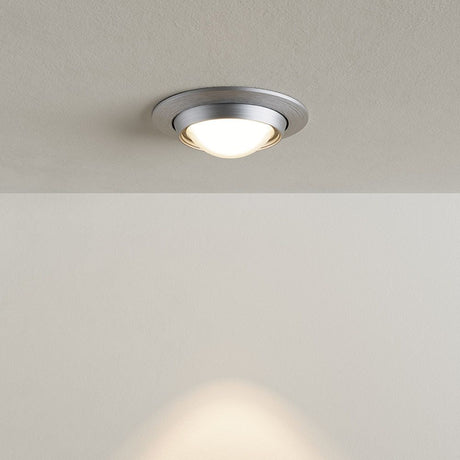 s.luce Beam Einbauspot mit Glaslinse Ø 11cm an Decke installiert, modernes Design, elegante Lichteffekte.