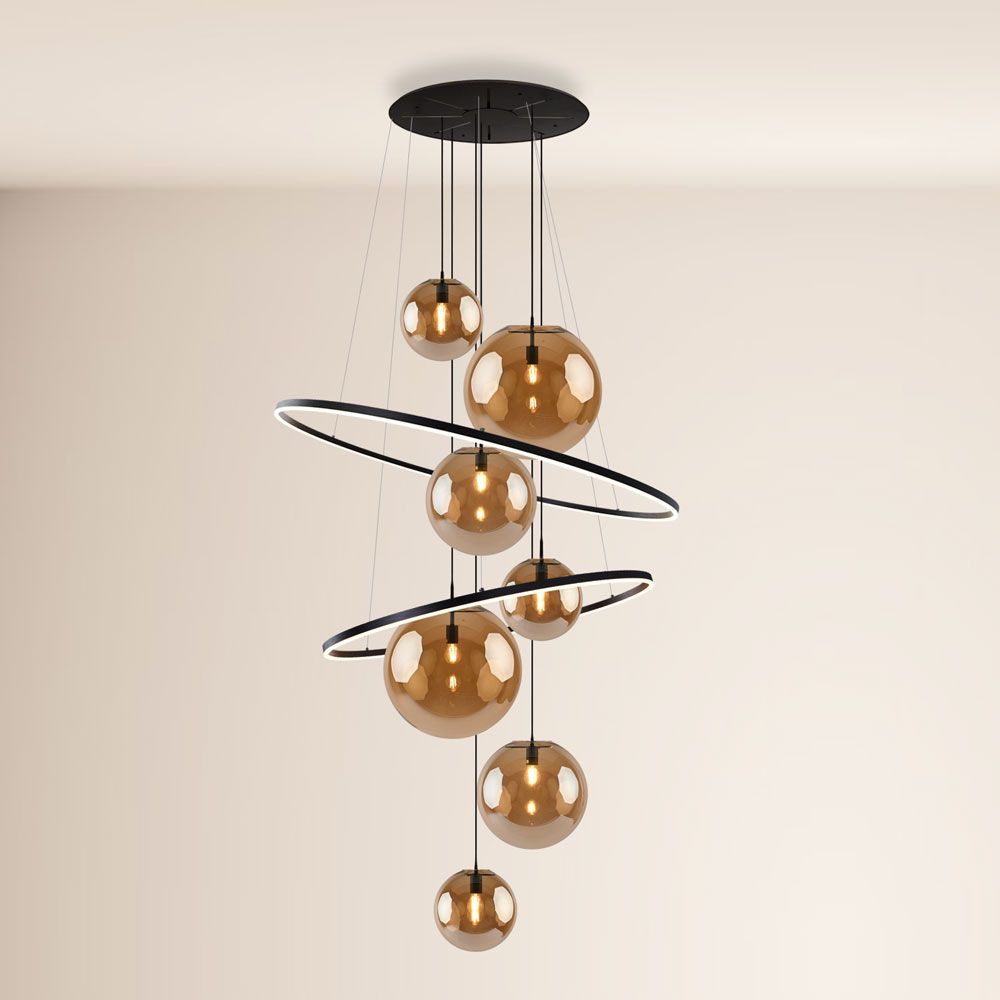 s.luce Galaxy XXL LED Galerielampe mit 8 Glaskugeln und modernen Ringen in elegantem Design.