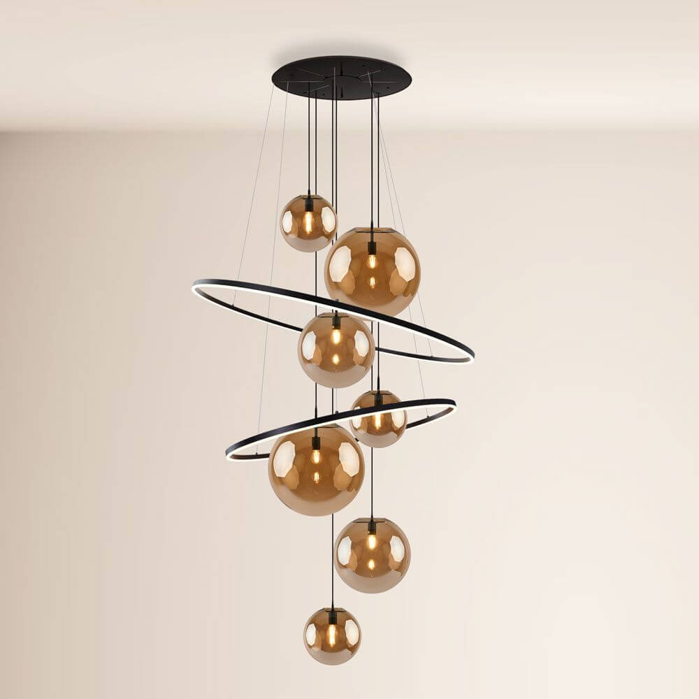 s.luce Galaxy XXL LED Galerielampe mit 8 Glaskugeln und modernen Ringen in elegantem Design.