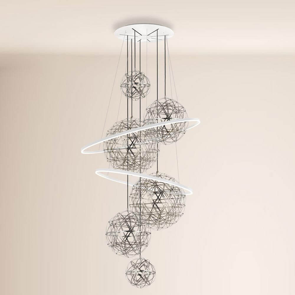 s.luce Fusion XXL Galerieleuchte 8-flammig LED-Ring mit eleganten LED-Ringen und dekorativen Metallkugeln.