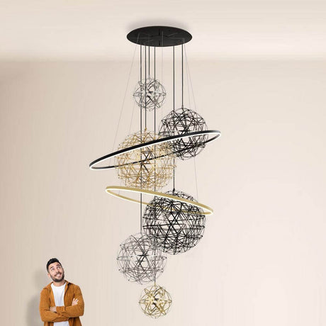 s.luce Fusion XXL Galerieleuchte 8-flammig LED-Ring in modernem Design neben einer Person