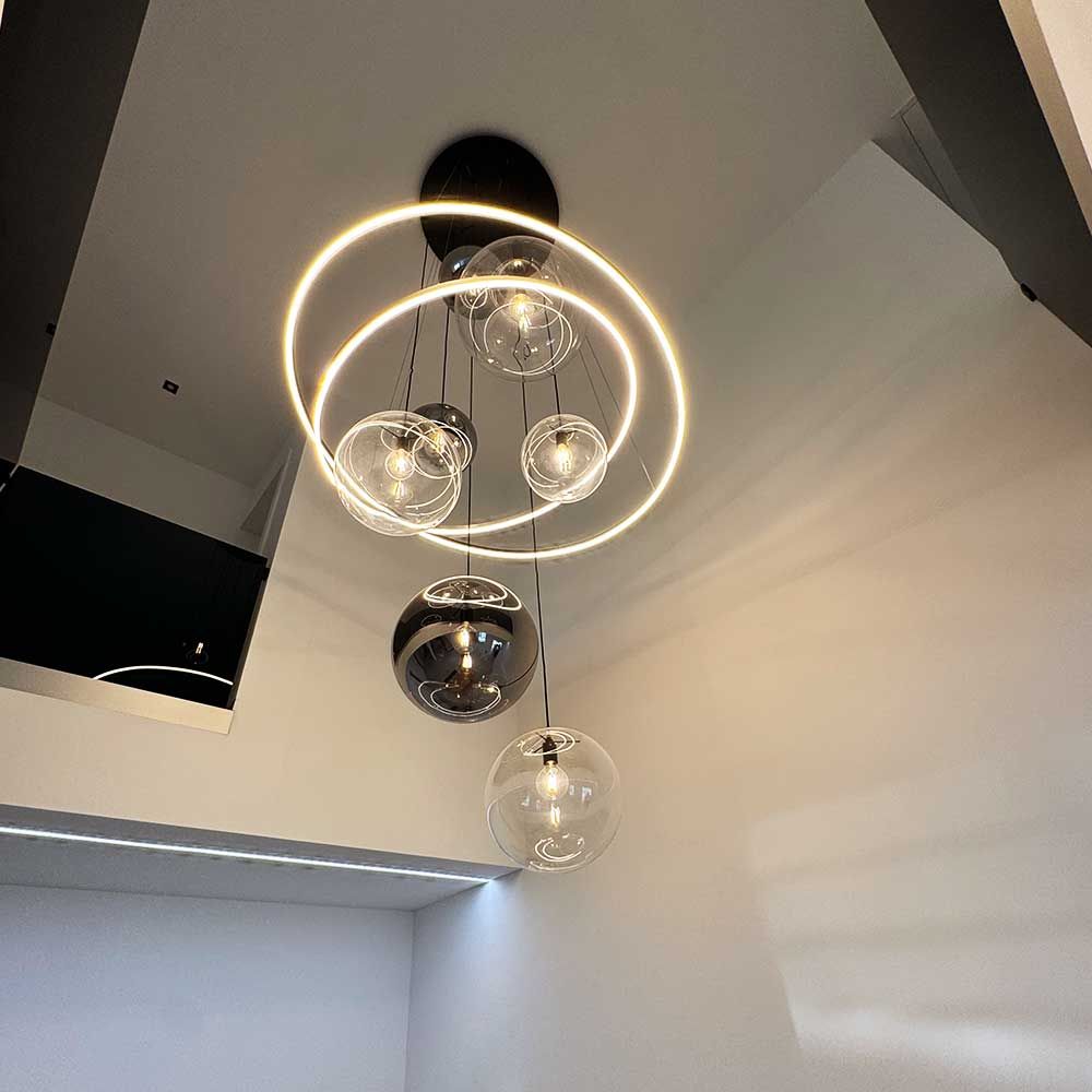 s.luce Galaxy XXL LED Galerielampe 8-flammig Ringleuchte Glaskugeln in eleganter Innenarchitektur