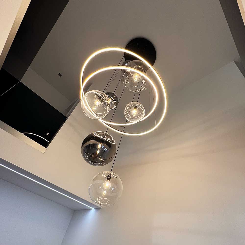 s.luce Galaxy XXL LED Galerielampe 8-flammig Ringleuchte Glaskugeln in moderner Deckenansicht mit leuchtenden Ringen