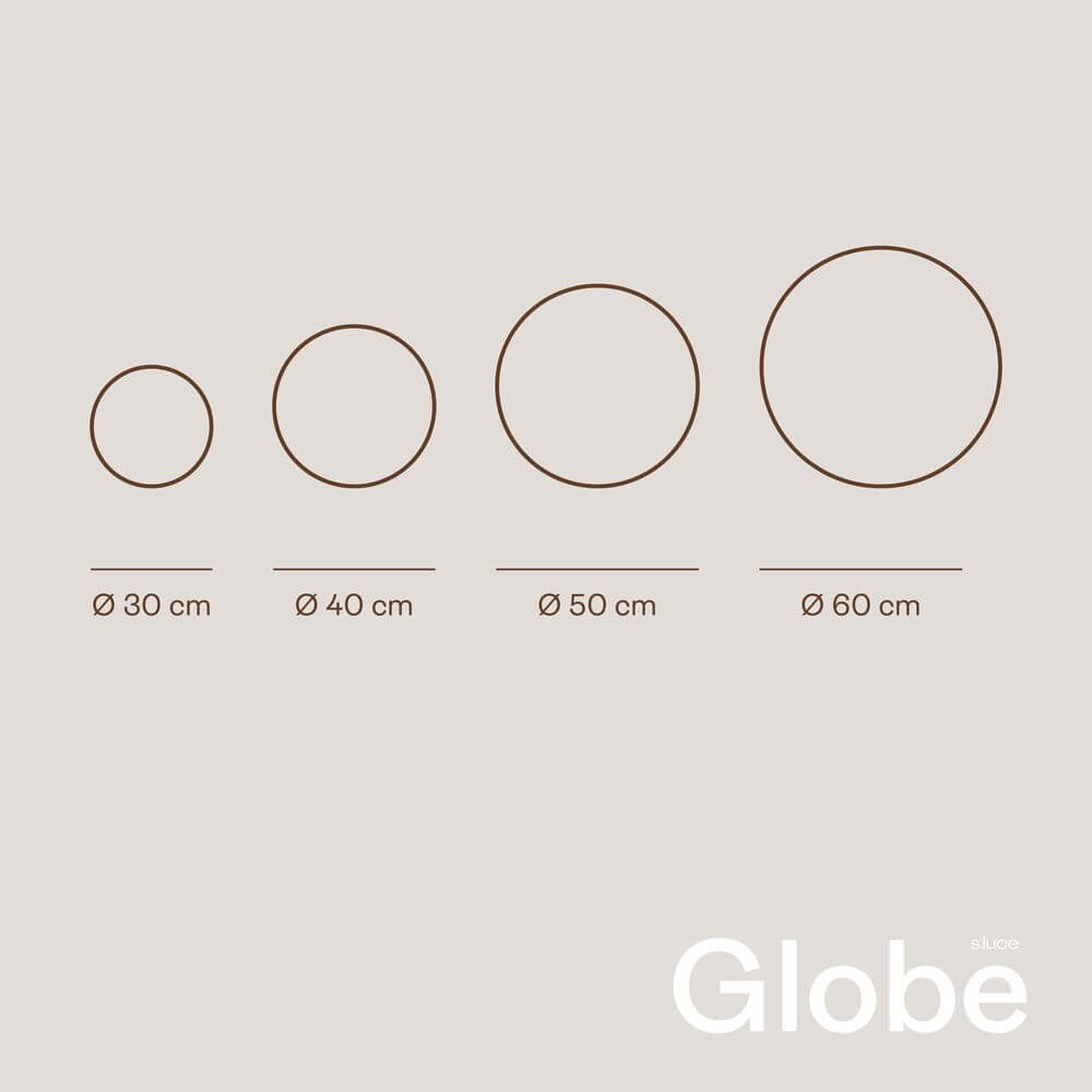 Vergleich der Größen der s.luce Globe Kugelleuchten: Ø 30 cm, Ø 40 cm, Ø 50 cm und Ø 60 cm.